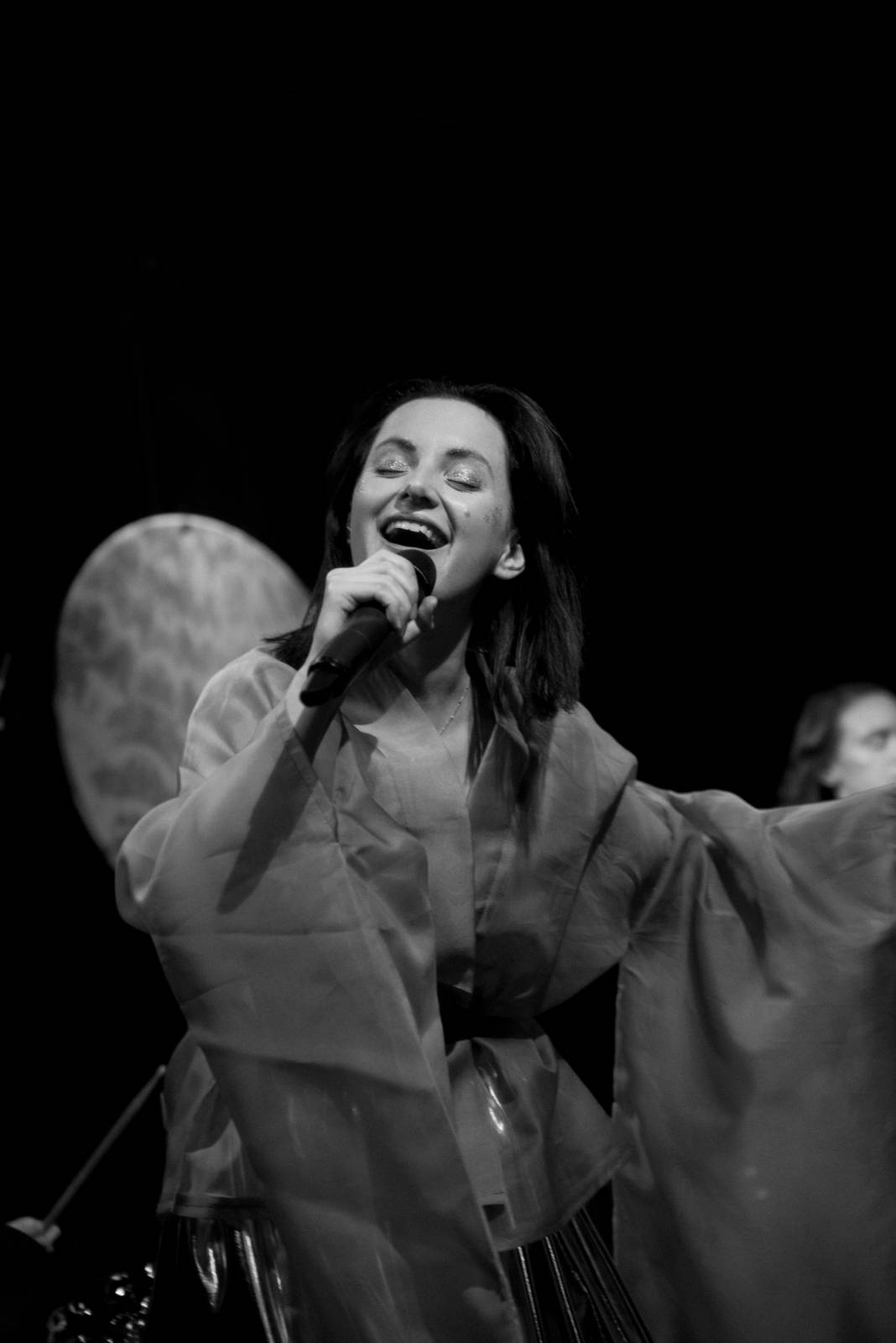 Vesna vyrazila na turné. V Malostranské besedě přivítala Annu Julii Slováčkovou, předskakoval jí Tomáš Štefka