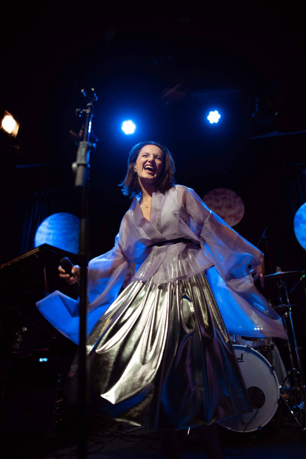 Vesna vyrazila na turné. V Malostranské besedě přivítala Annu Julii Slováčkovou, předskakoval jí Tomáš Štefka