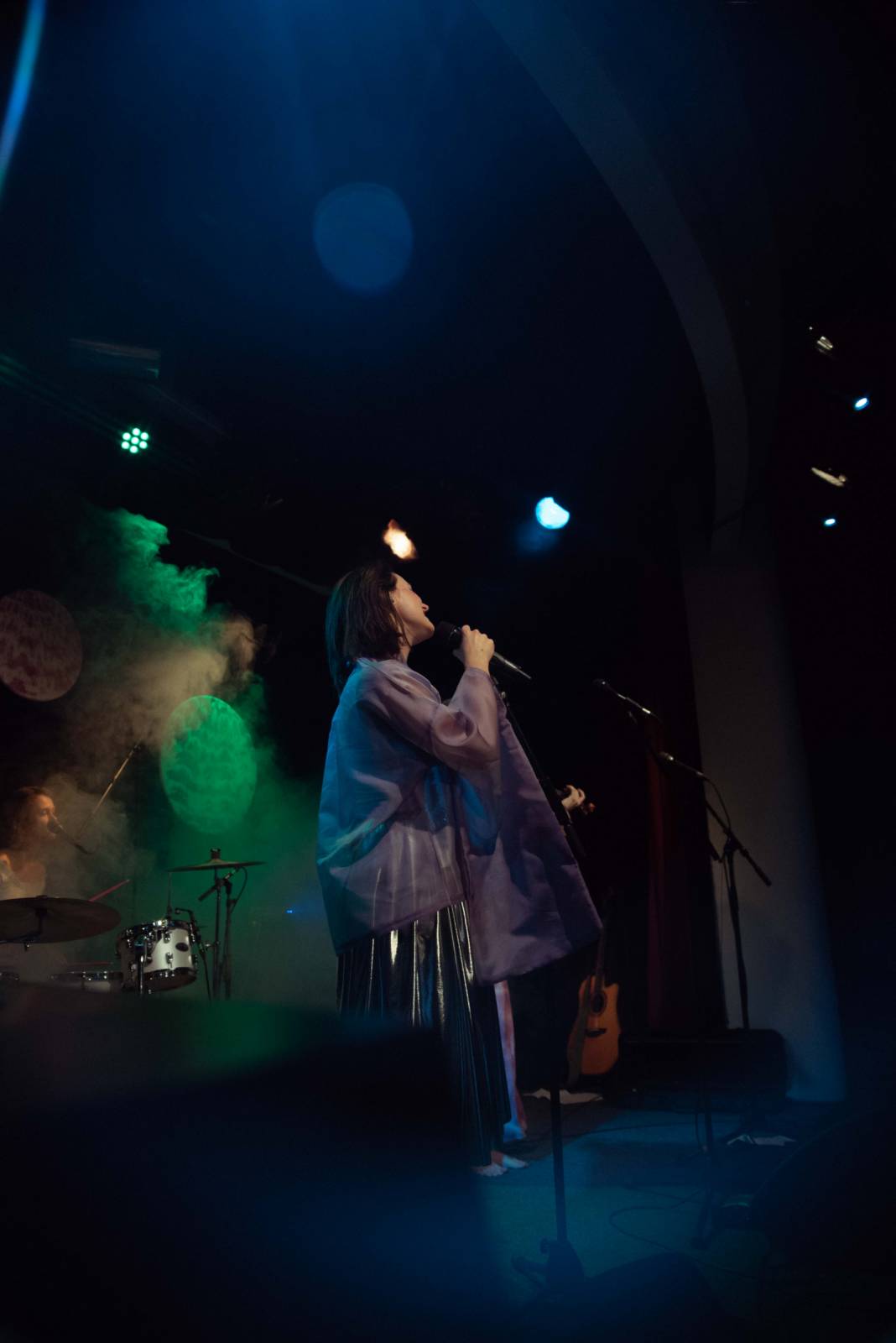 Vesna vyrazila na turné. V Malostranské besedě přivítala Annu Julii Slováčkovou, předskakoval jí Tomáš Štefka