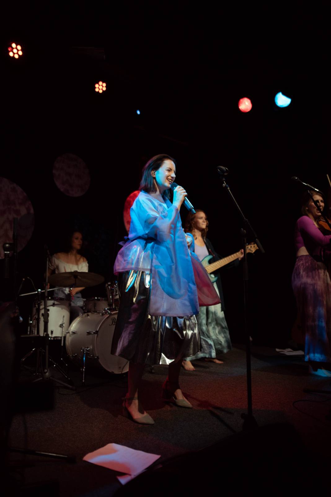 Vesna vyrazila na turné. V Malostranské besedě přivítala Annu Julii Slováčkovou, předskakoval jí Tomáš Štefka