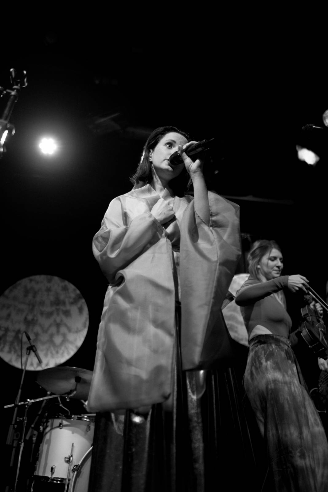 Vesna vyrazila na turné. V Malostranské besedě přivítala Annu Julii Slováčkovou, předskakoval jí Tomáš Štefka