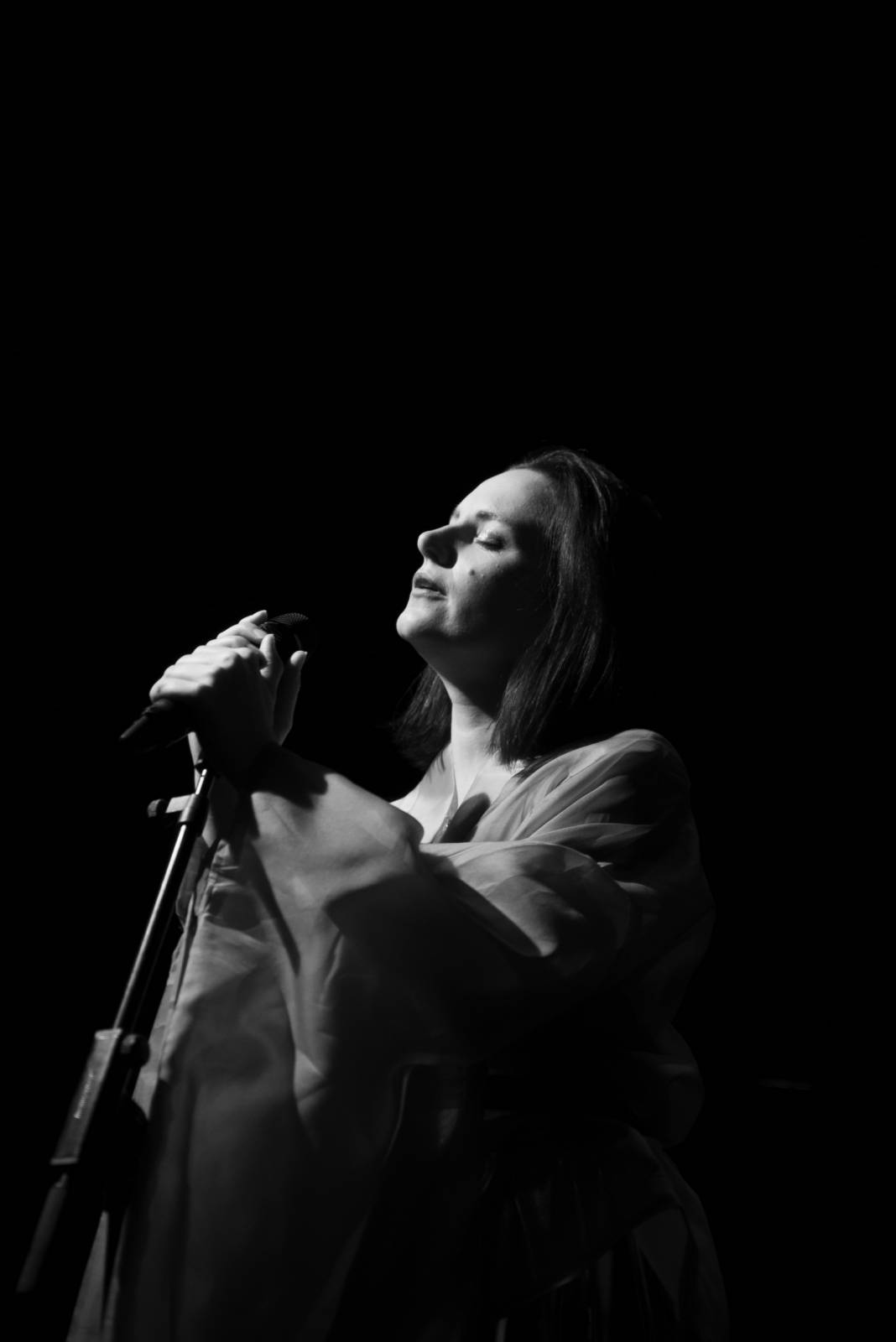 Vesna vyrazila na turné. V Malostranské besedě přivítala Annu Julii Slováčkovou, předskakoval jí Tomáš Štefka