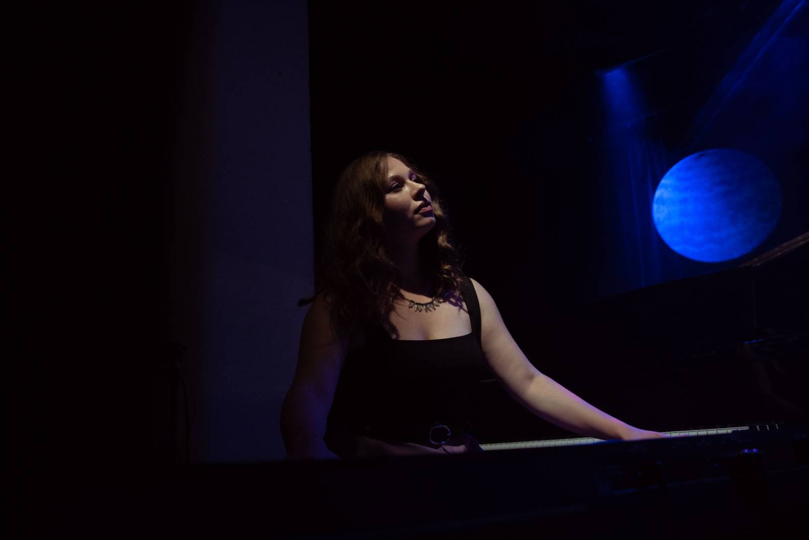 Vesna vyrazila na turné. V Malostranské besedě přivítala Annu Julii Slováčkovou, předskakoval jí Tomáš Štefka