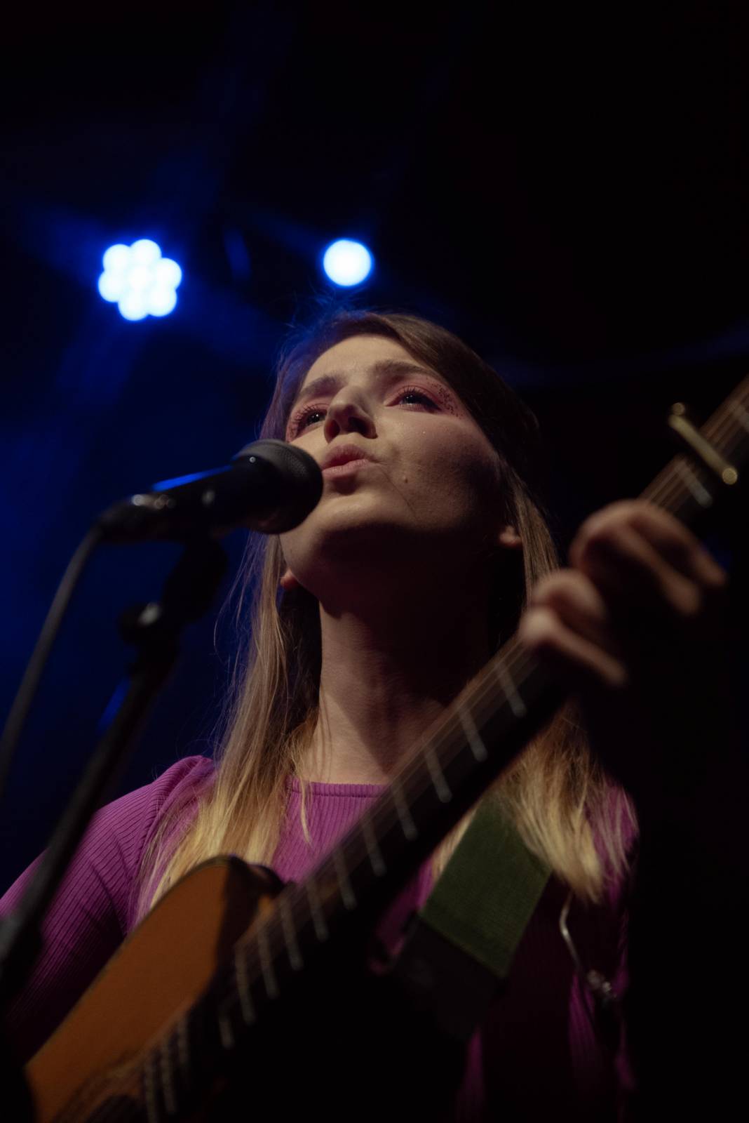 Vesna vyrazila na turné. V Malostranské besedě přivítala Annu Julii Slováčkovou, předskakoval jí Tomáš Štefka