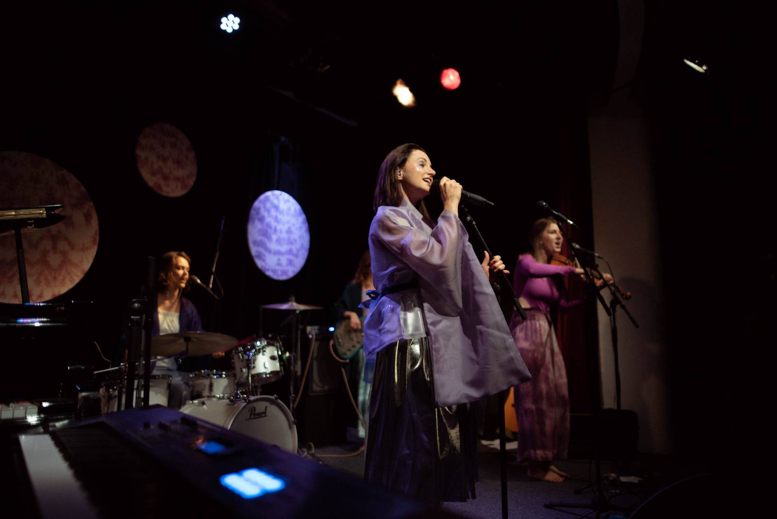 Vesna vyrazila na turné. V Malostranské besedě přivítala Annu Julii Slováčkovou, předskakoval jí Tomáš Štefka