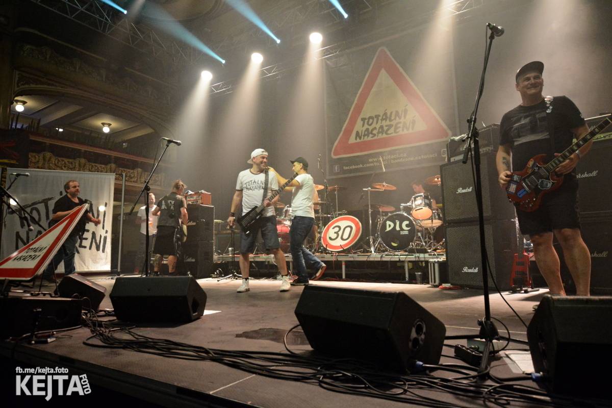 Totální nasazení oslavilo 30 let, vystoupili také Plexis, The Fialky nebo Deratizéři