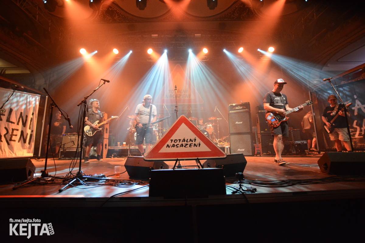 Totální nasazení oslavilo 30 let, vystoupili také Plexis, The Fialky nebo Deratizéři