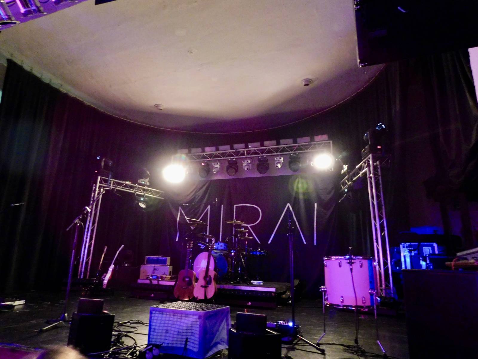 Mirai rozzářili krnovský Kofola Music Club, předvedli do detailu promyšlenou, ohnivou show