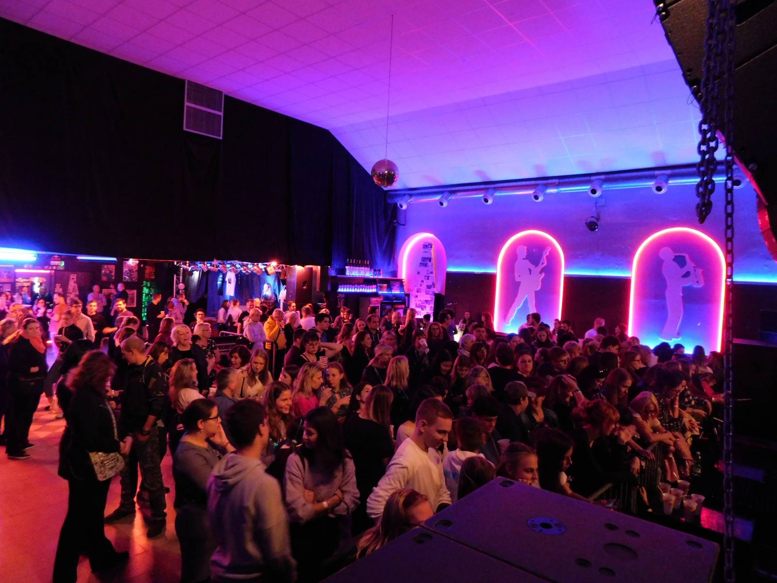 Mirai rozzářili krnovský Kofola Music Club, předvedli do detailu promyšlenou, ohnivou show