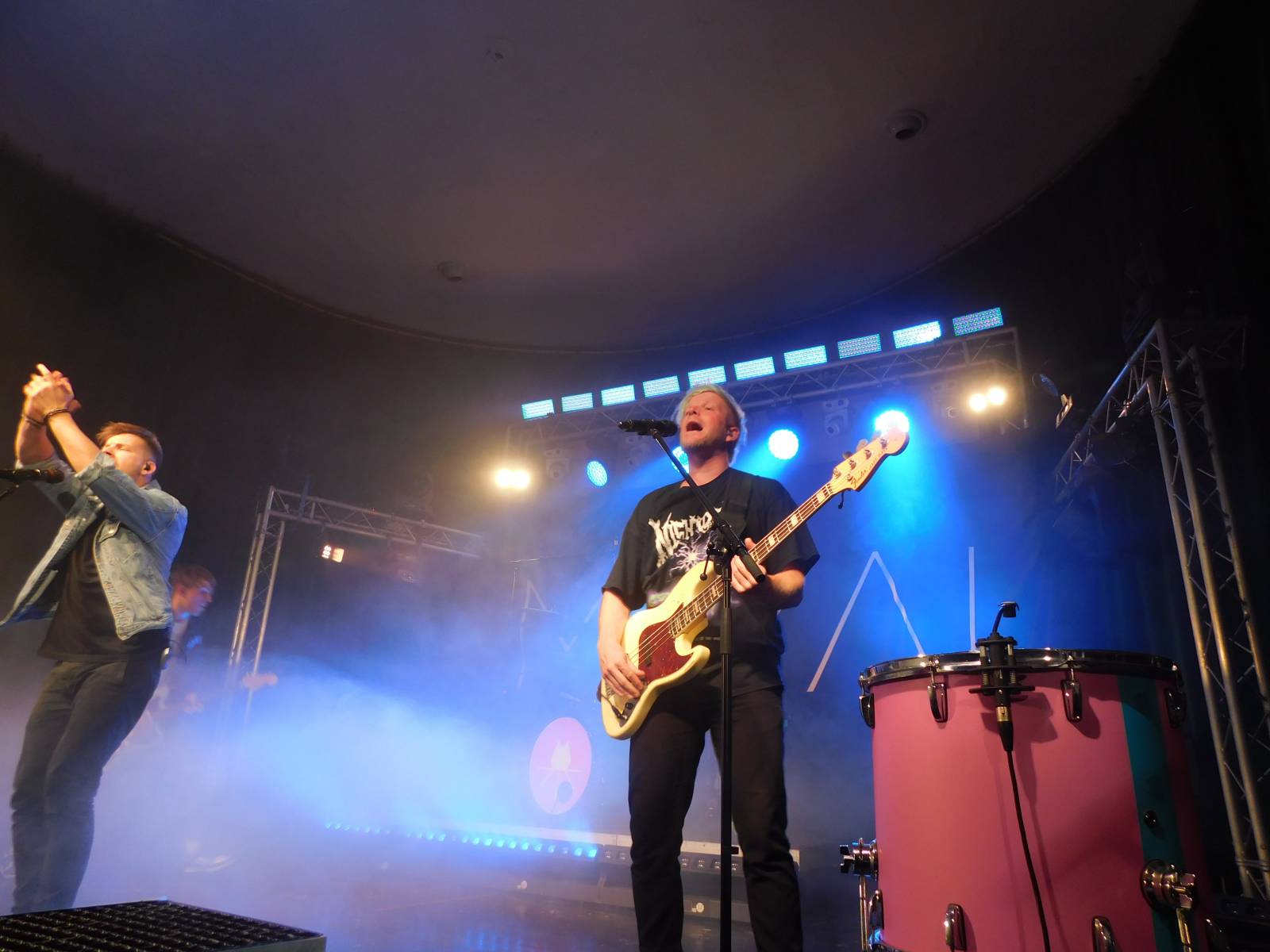 Mirai rozzářili krnovský Kofola Music Club, předvedli do detailu promyšlenou, ohnivou show