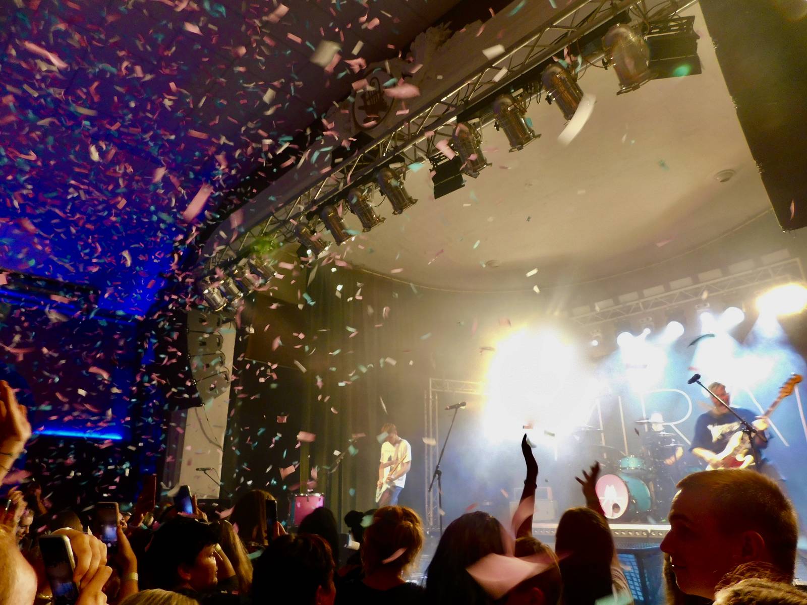 Mirai rozzářili krnovský Kofola Music Club, předvedli do detailu promyšlenou, ohnivou show