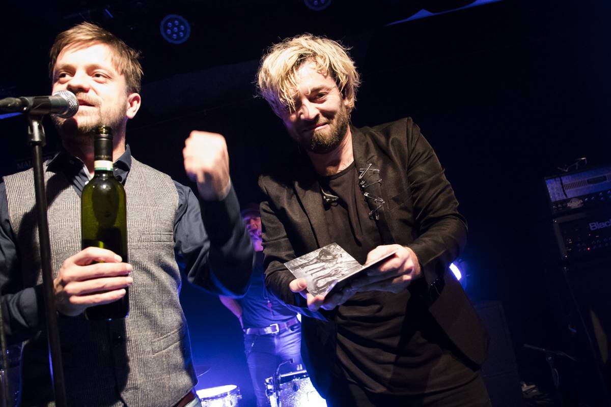 Walkmanz pokřtili album Mono. Kmotrem se stal Jiří Mádl, přišel i Láska