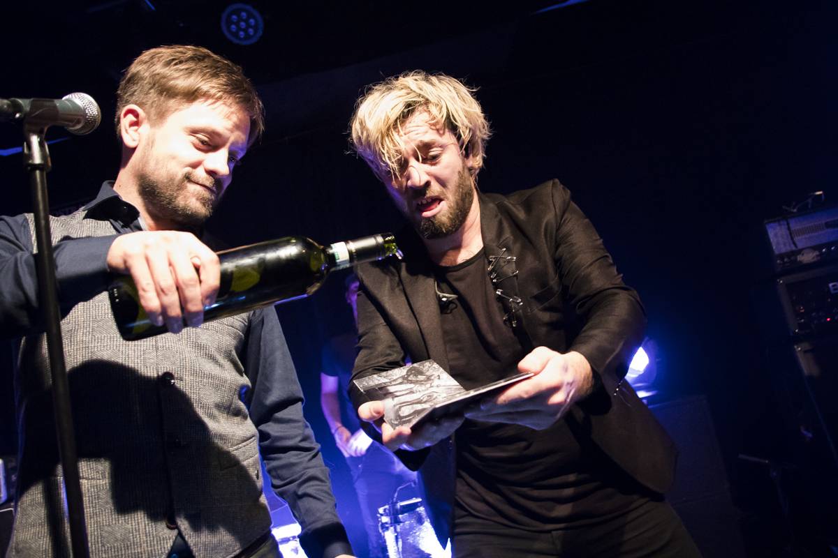 Walkmanz pokřtili album Mono. Kmotrem se stal Jiří Mádl, přišel i Láska