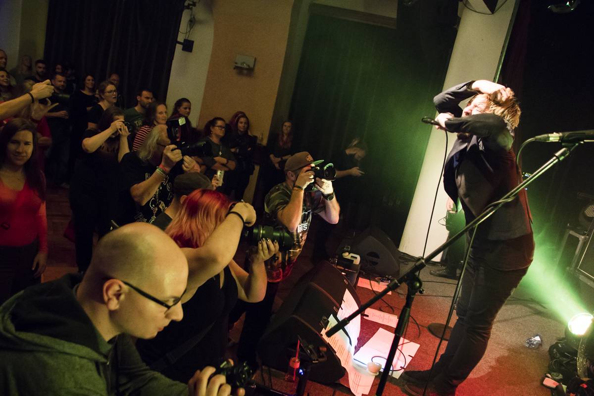 Walkmanz pokřtili album Mono. Kmotrem se stal Jiří Mádl, přišel i Láska