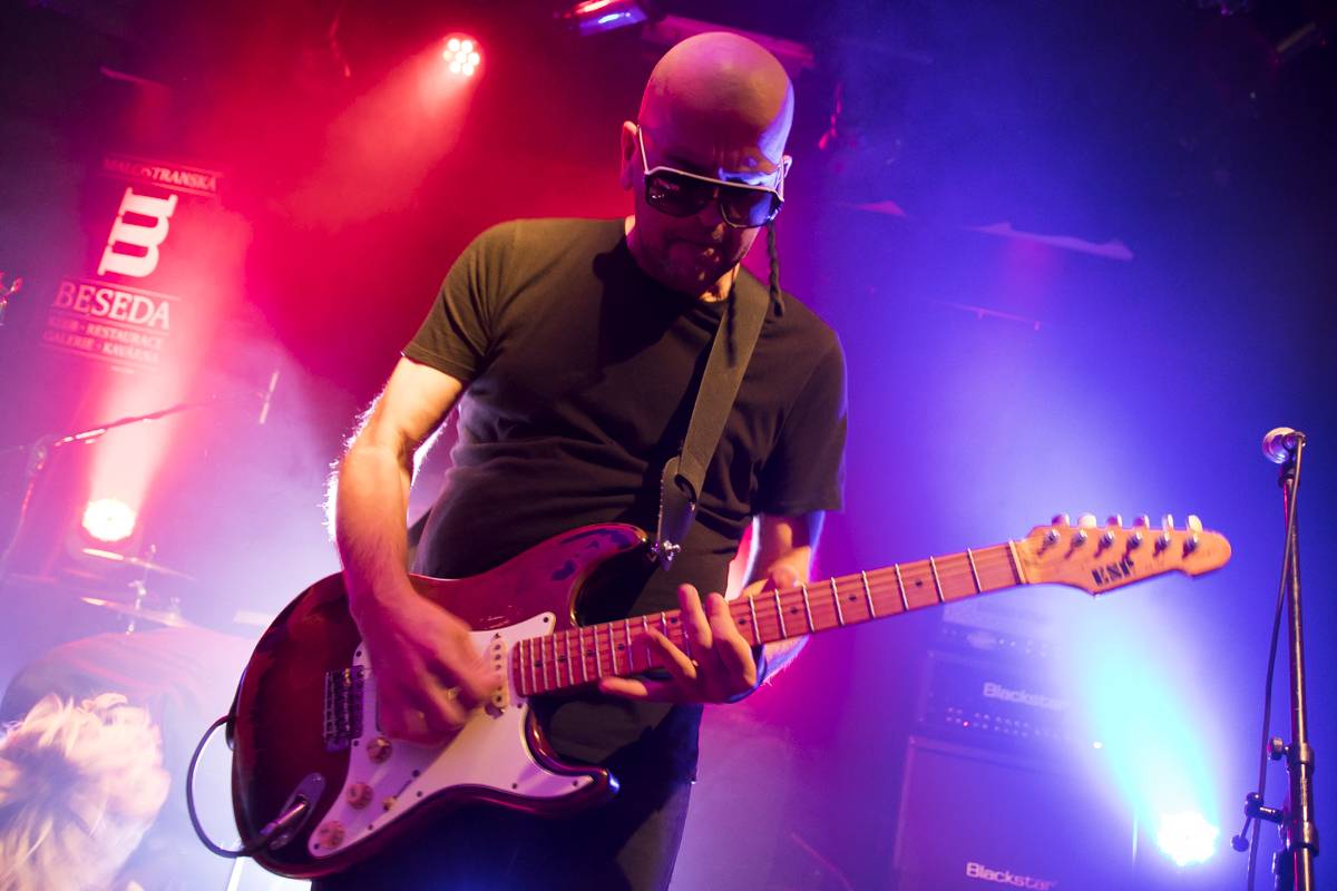 Walkmanz pokřtili album Mono. Kmotrem se stal Jiří Mádl, přišel i Láska