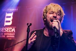 Walkmanz pokřtili album Mono. Kmotrem se stal Jiří Mádl, přišel i Láska