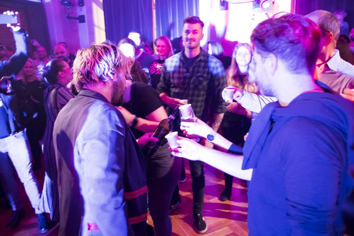 Walkmanz pokřtili album Mono. Kmotrem se stal Jiří Mádl, přišel i Láska