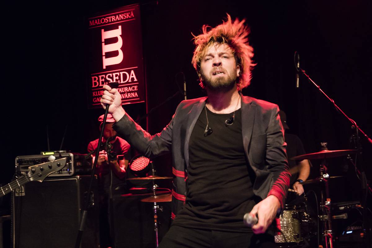 Walkmanz pokřtili album Mono. Kmotrem se stal Jiří Mádl, přišel i Láska