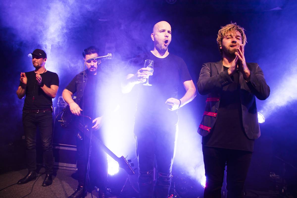 Walkmanz pokřtili album Mono. Kmotrem se stal Jiří Mádl, přišel i Láska