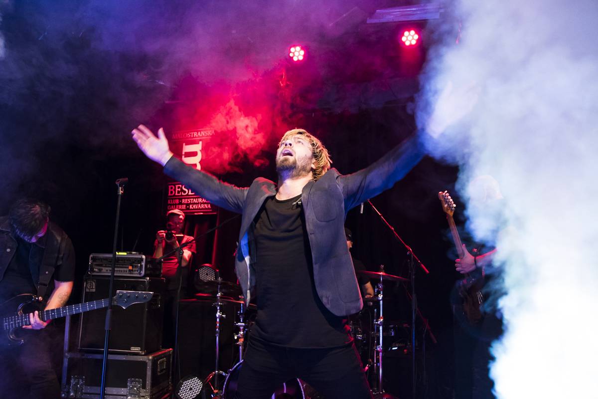 Walkmanz pokřtili album Mono. Kmotrem se stal Jiří Mádl, přišel i Láska