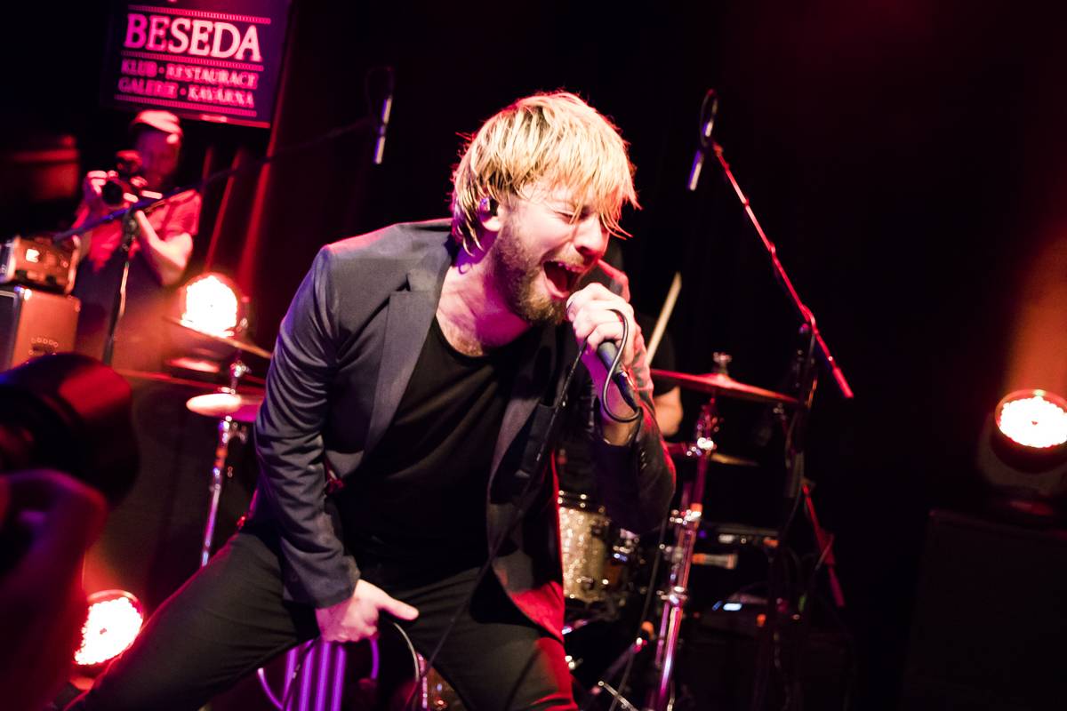 Walkmanz pokřtili album Mono. Kmotrem se stal Jiří Mádl, přišel i Láska