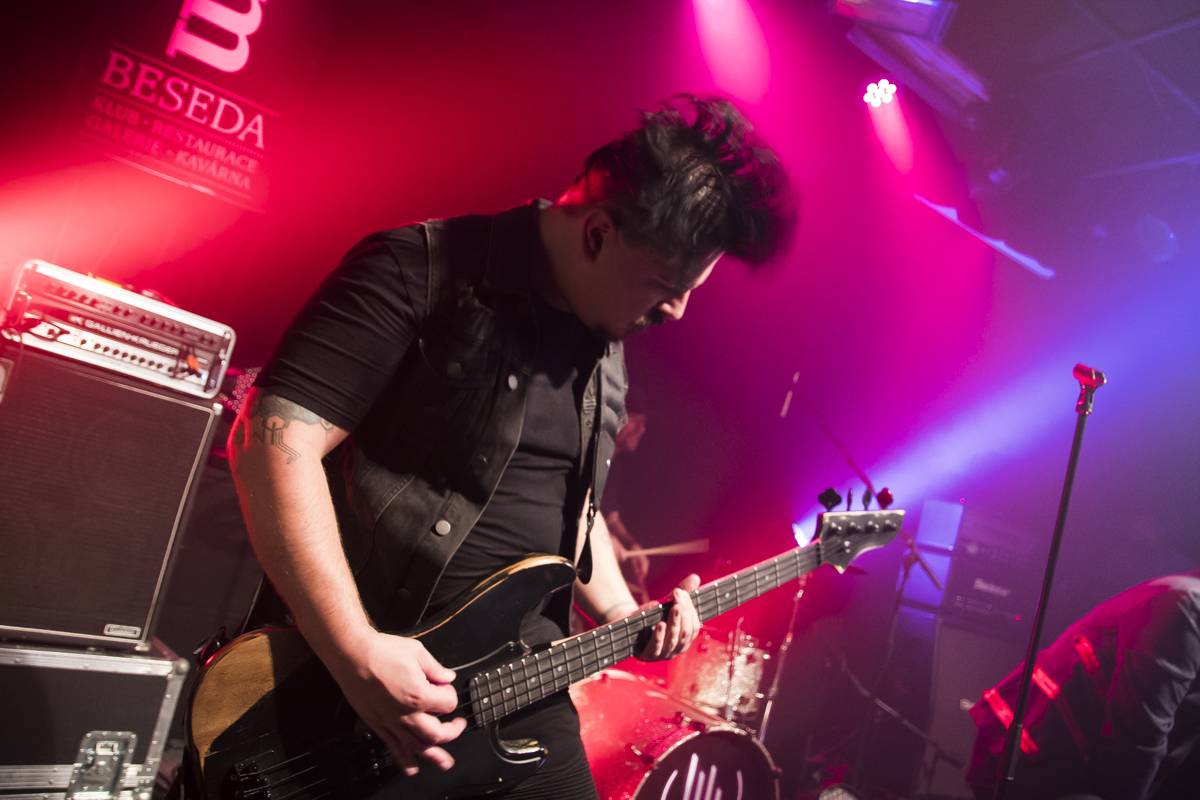 Walkmanz pokřtili album Mono. Kmotrem se stal Jiří Mádl, přišel i Láska