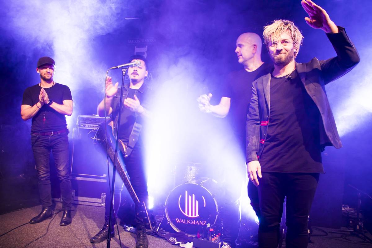 Walkmanz pokřtili album Mono. Kmotrem se stal Jiří Mádl, přišel i Láska