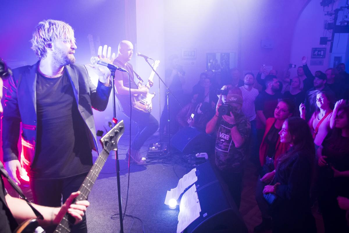 Walkmanz pokřtili album Mono. Kmotrem se stal Jiří Mádl, přišel i Láska