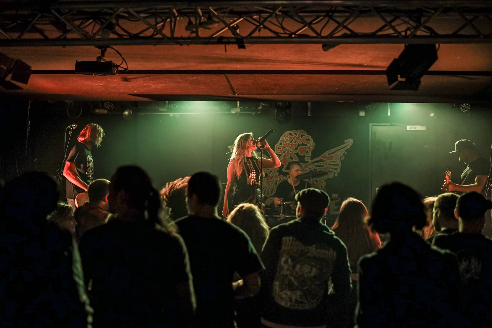 Dirty Blondes a Anteater rozpoutali v Rock Café opravdový tajfun