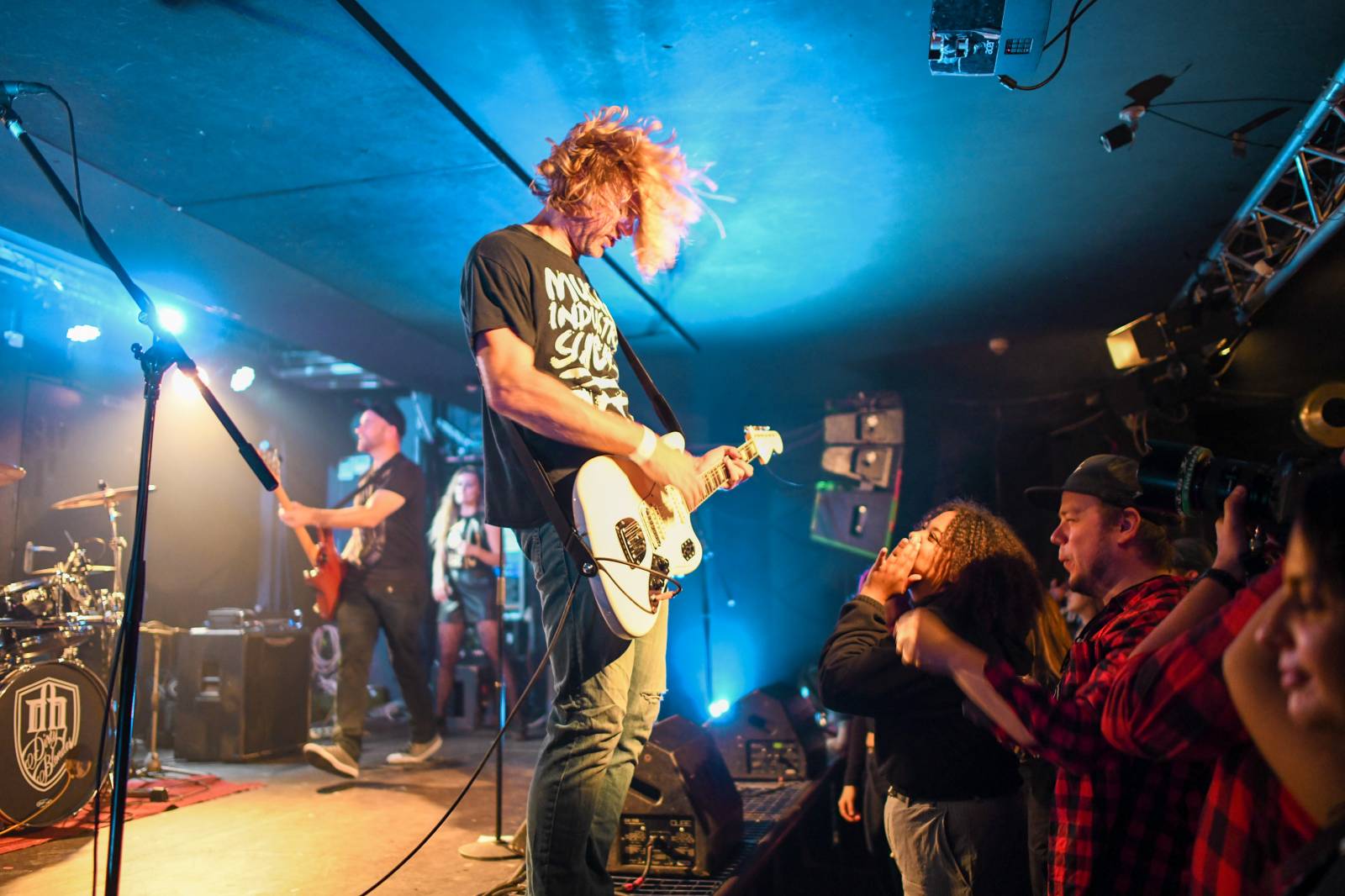 Dirty Blondes a Anteater rozpoutali v Rock Café opravdový tajfun