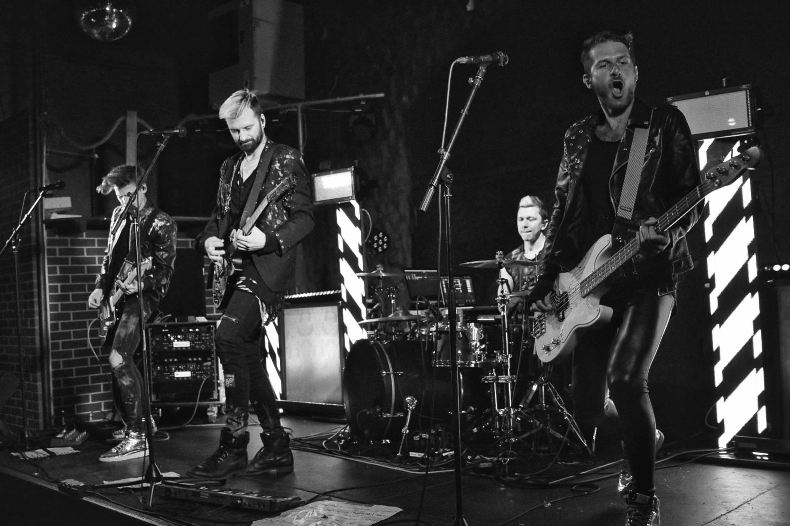 Příznivci punku se sjeli v Přešticích. Zahráli jim Nízká úroveň a Civilní obrana