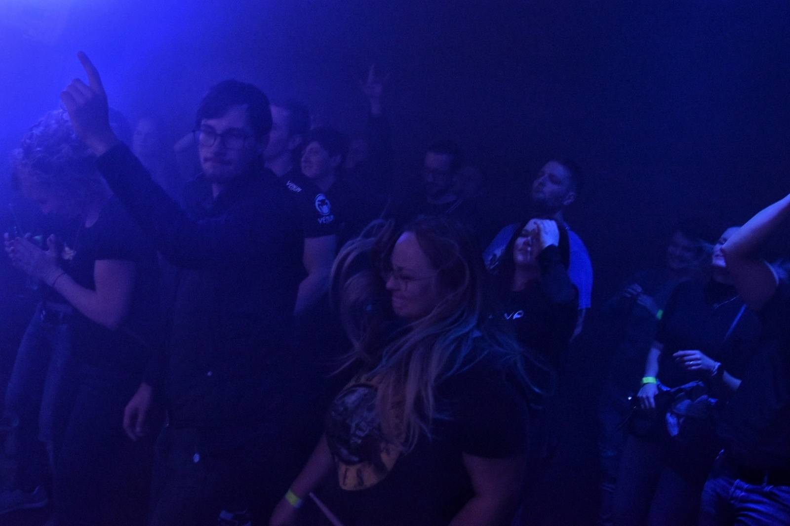 Příznivci punku se sjeli v Přešticích. Zahráli jim Nízká úroveň a Civilní obrana