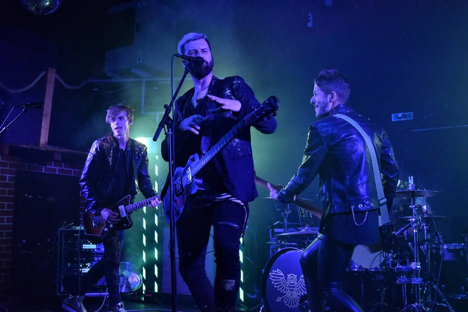 Příznivci punku se sjeli v Přešticích. Zahráli jim Nízká úroveň a Civilní obrana