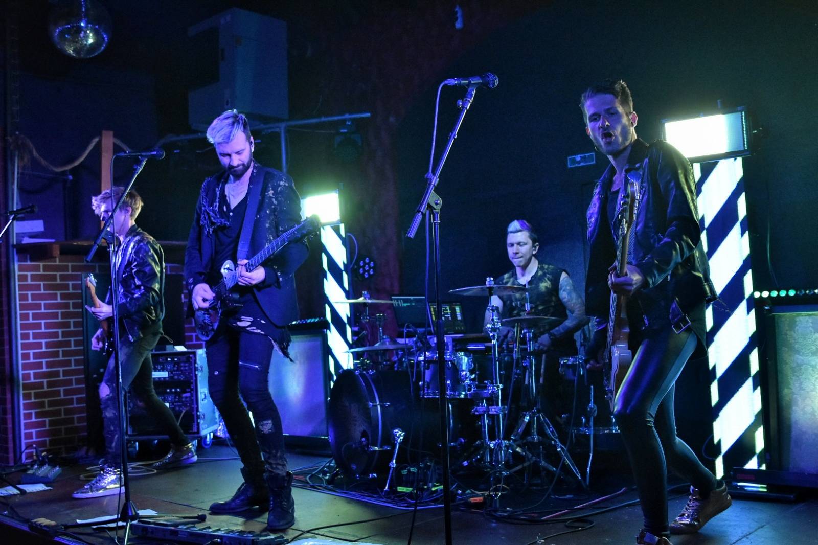 Příznivci punku se sjeli v Přešticích. Zahráli jim Nízká úroveň a Civilní obrana