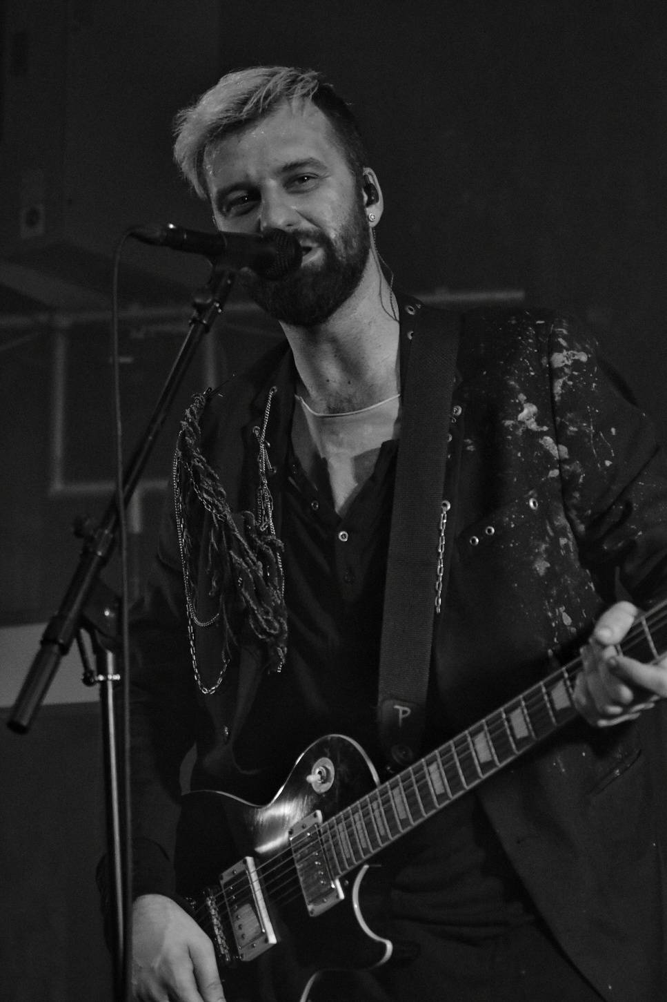 Příznivci punku se sjeli v Přešticích. Zahráli jim Nízká úroveň a Civilní obrana