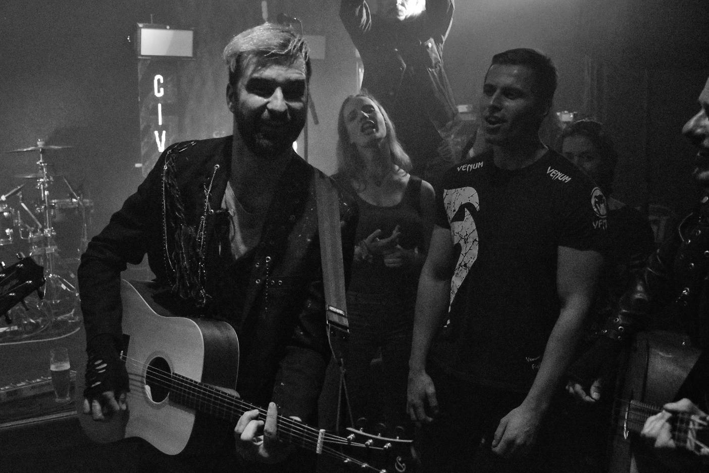 Příznivci punku se sjeli v Přešticích. Zahráli jim Nízká úroveň a Civilní obrana