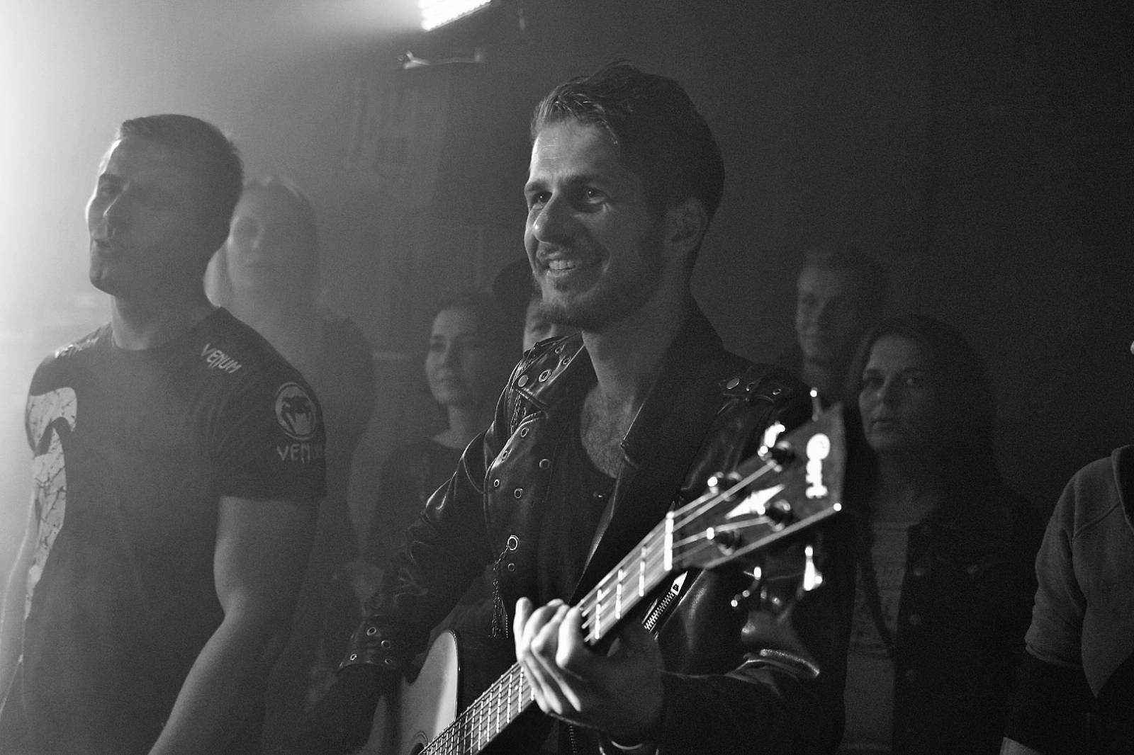 Příznivci punku se sjeli v Přešticích. Zahráli jim Nízká úroveň a Civilní obrana