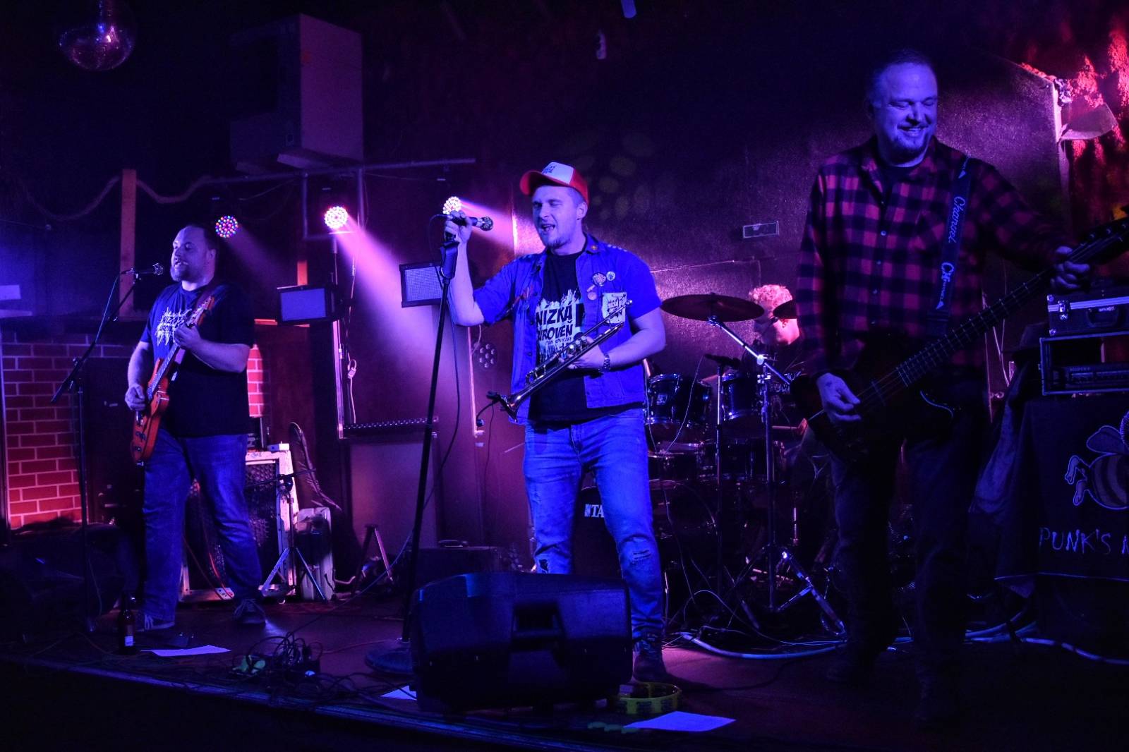 Příznivci punku se sjeli v Přešticích. Zahráli jim Nízká úroveň a Civilní obrana