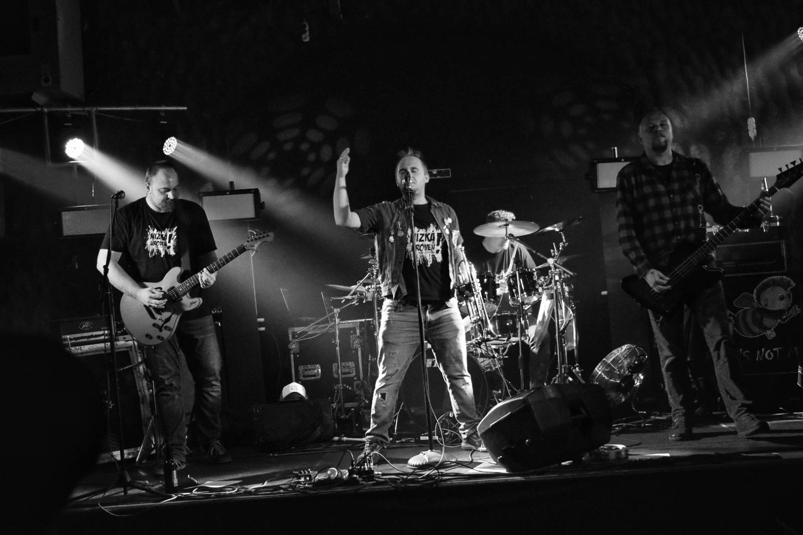 Příznivci punku se sjeli v Přešticích. Zahráli jim Nízká úroveň a Civilní obrana