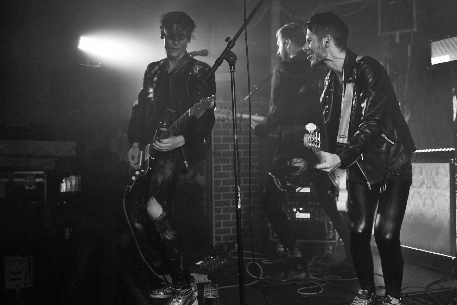 Příznivci punku se sjeli v Přešticích. Zahráli jim Nízká úroveň a Civilní obrana