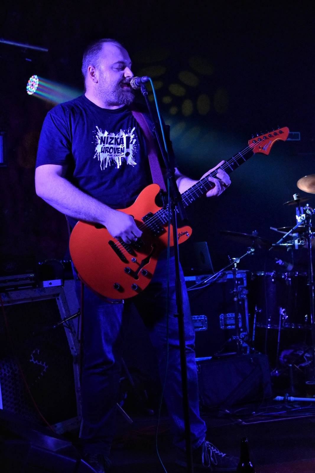 Příznivci punku se sjeli v Přešticích. Zahráli jim Nízká úroveň a Civilní obrana