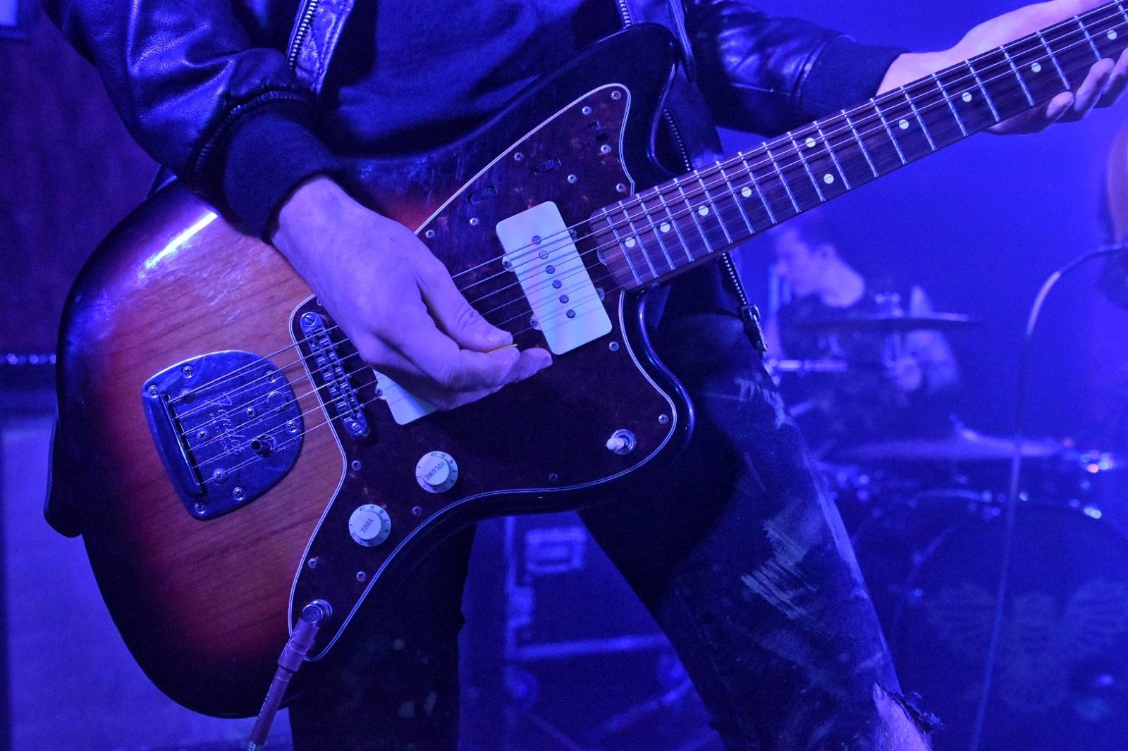 Příznivci punku se sjeli v Přešticích. Zahráli jim Nízká úroveň a Civilní obrana