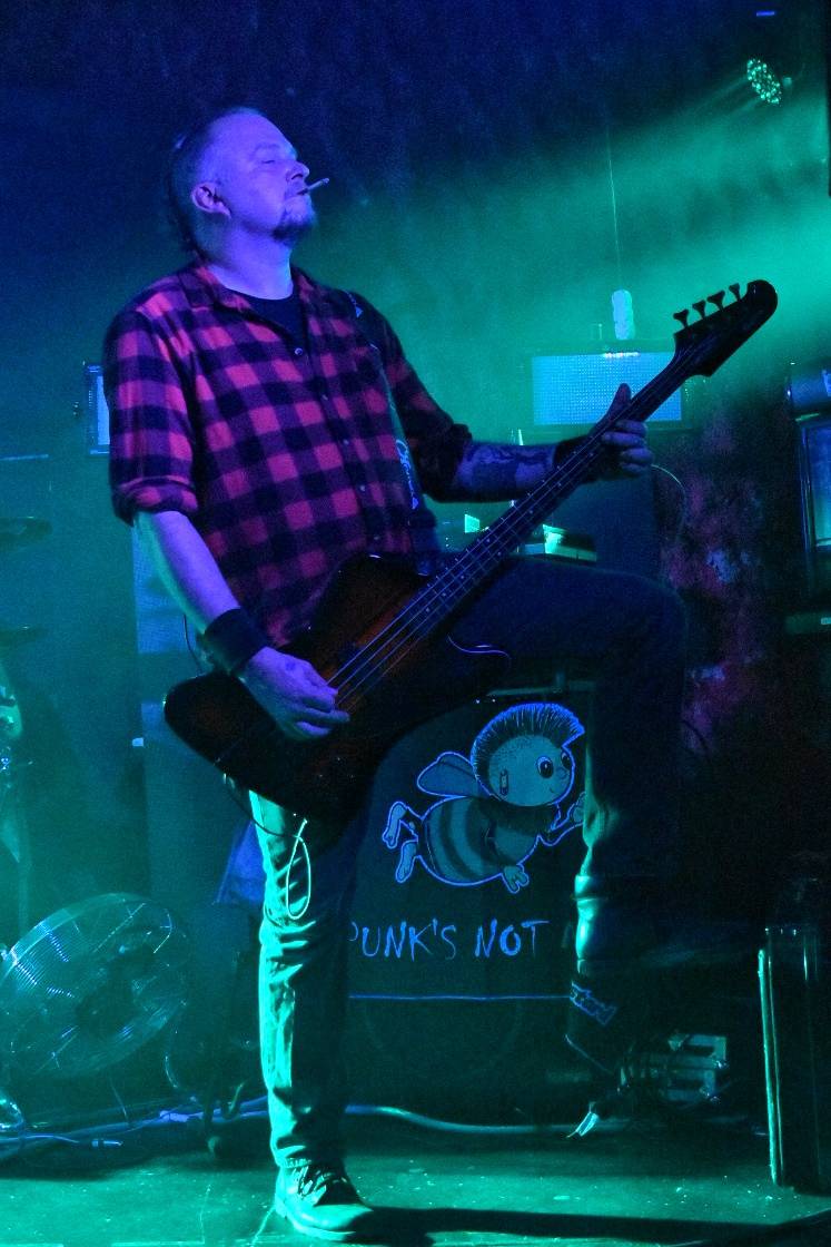 Příznivci punku se sjeli v Přešticích. Zahráli jim Nízká úroveň a Civilní obrana