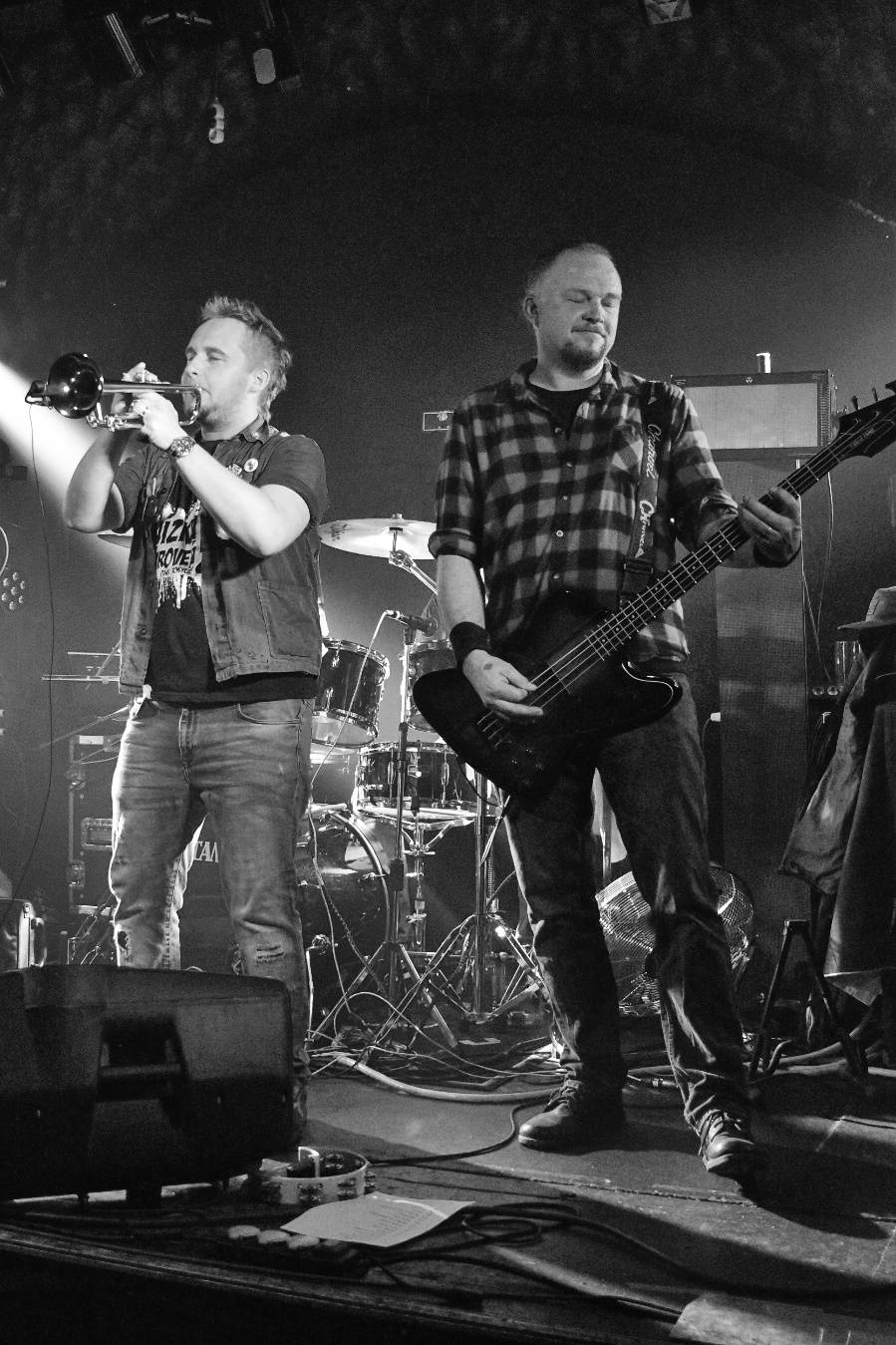 Příznivci punku se sjeli v Přešticích. Zahráli jim Nízká úroveň a Civilní obrana