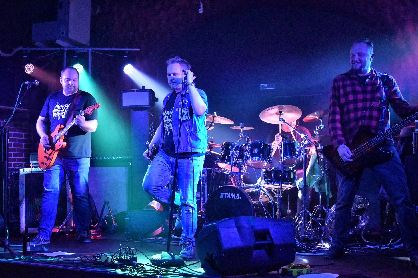 Příznivci punku se sjeli v Přešticích. Zahráli jim Nízká úroveň a Civilní obrana