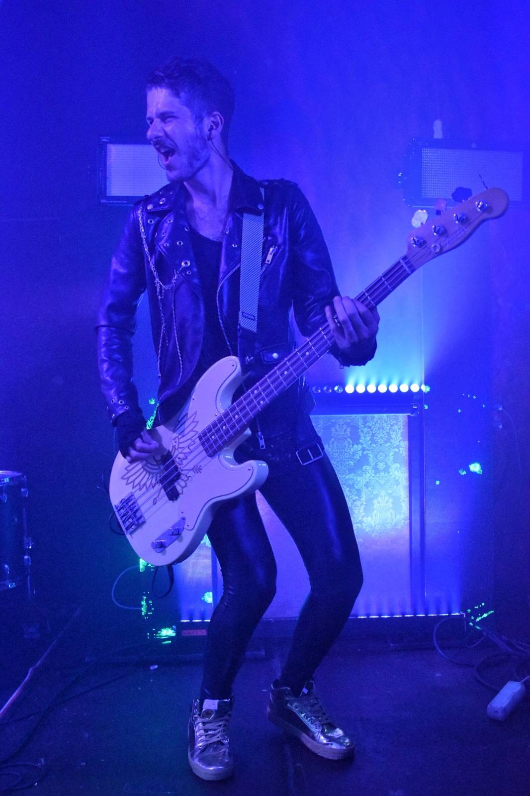 Příznivci punku se sjeli v Přešticích. Zahráli jim Nízká úroveň a Civilní obrana