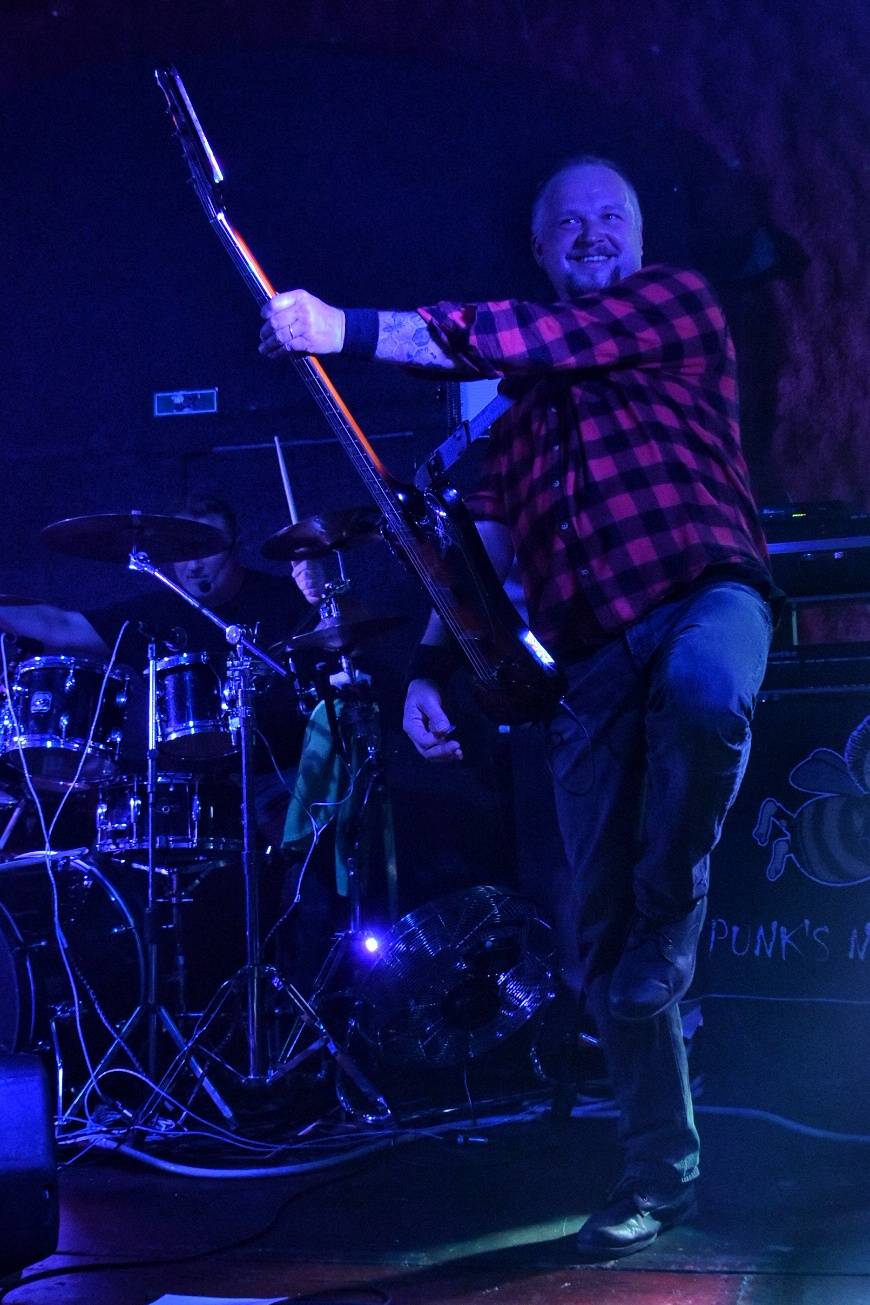 Příznivci punku se sjeli v Přešticích. Zahráli jim Nízká úroveň a Civilní obrana