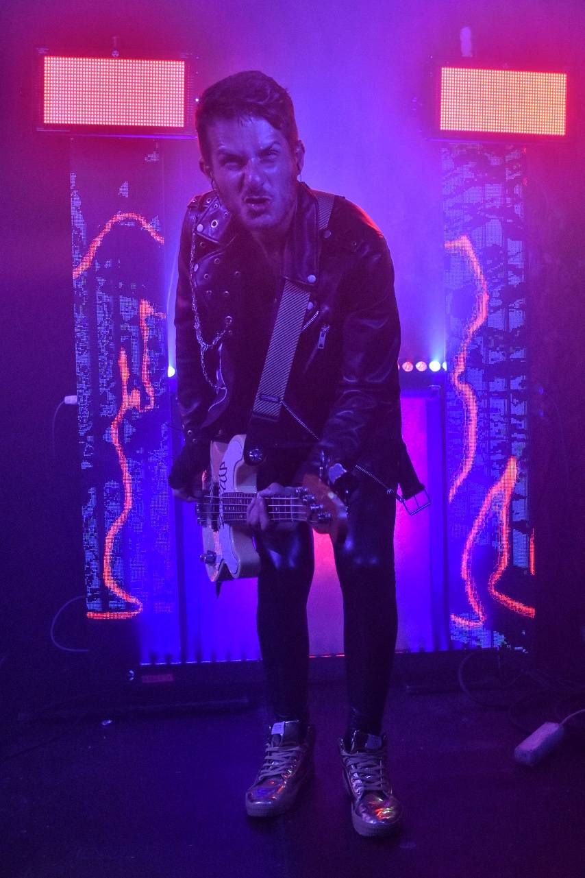 Příznivci punku se sjeli v Přešticích. Zahráli jim Nízká úroveň a Civilní obrana