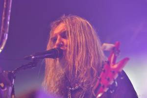 Doga a DeBill Heads předvedli v plzeňské Šeříkovce pekelnou jízdu, křtilo se i album Hard Colony