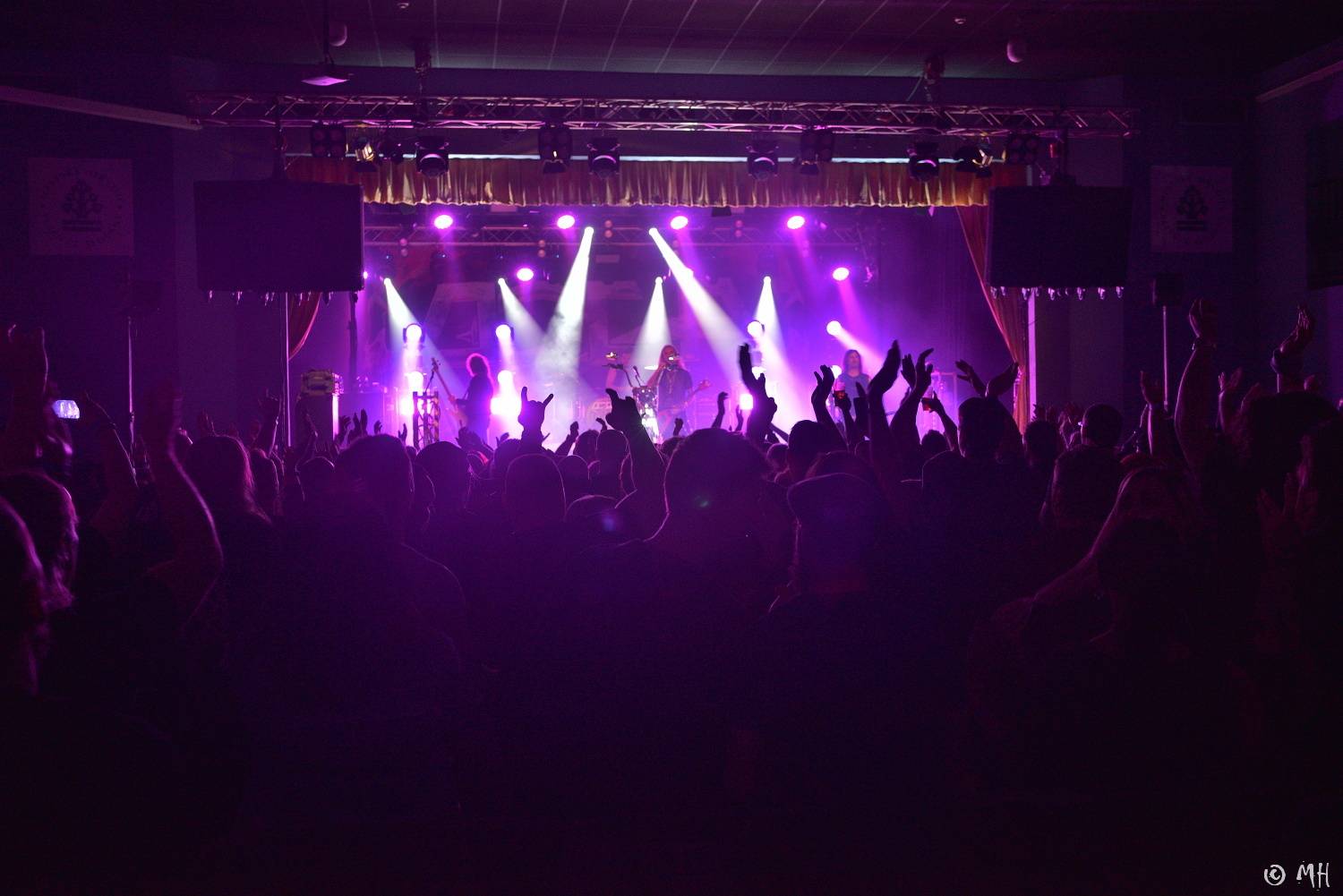 Doga a DeBill Heads předvedli v plzeňské Šeříkovce pekelnou jízdu, křtilo se i album Hard Colony